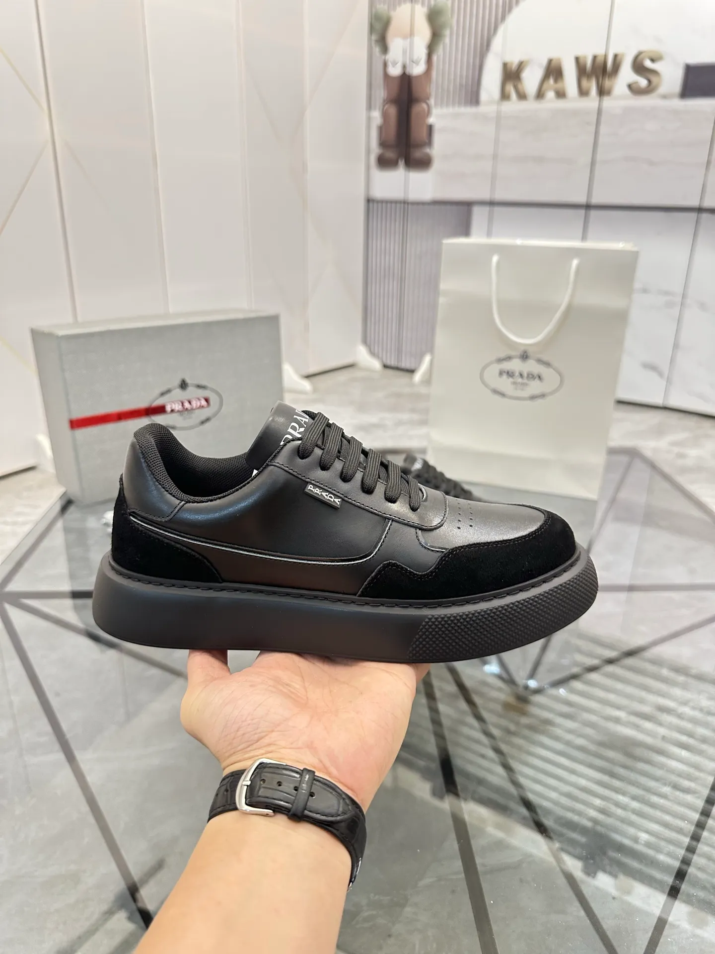 Men's shoes: 💰P580¥ High-end top quality Product trademark: Prada *"Prada*" low-top casual shoes Regular size: 38-45 (can be customized to 46) Product materials: imported first-layer cowhide stitching nubuck leather upper, breathable lining, cowhide foot pads, original ultra-light foam outsole. No.: 001